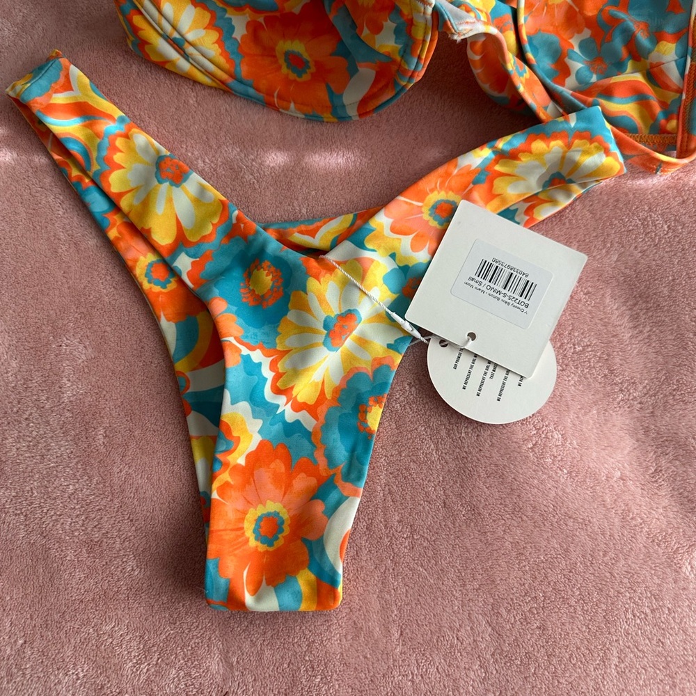 KULANI KINIS Bikini in Miami Moon Floral Bikini Top M and bottom S - Picture 9 of 11